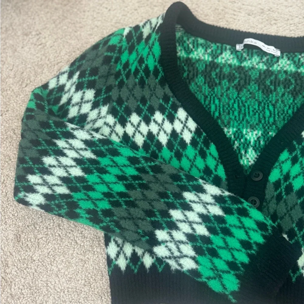 Short cropped, long sleeve plaid button front V neck - Picture 2 of 4